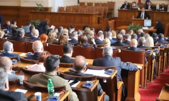 Официално: Радев ще си назначи нов ЦИК, парламентът прие поправките на ИТН