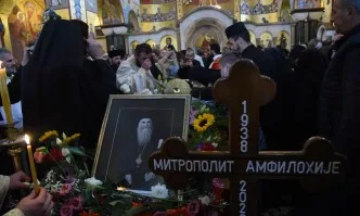 Огнище на коронавирус след погребението на митрополит в Черна гора