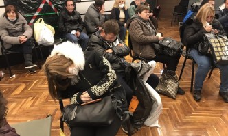 Стотици членове на Секционни избирателни комисии продължават да чакат пред