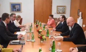 Сръбският президент Александър Вучич в разговор с представители на ЕС