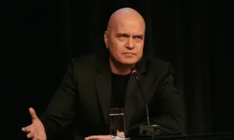 Имам куче Тайландски риджбек Казва се Бруно И всяка вечер