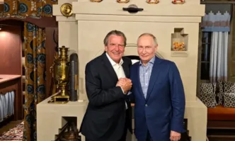 Бившият германски канцлер Герхард Шрьодер посети Путин за рождения му ден