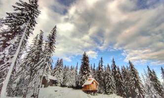 Снеговалежи и силен вятър в 4 области на Южна България