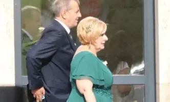 Бившата депутатка от Възраждане Елена Гунчева мина под венчило Тя