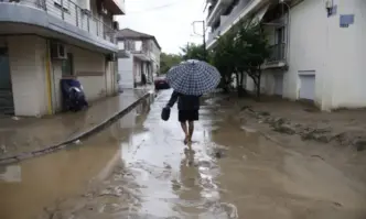 Две жертви на наводненията в Гърция, хиляди блокирани туристи край Волос (ОБНОВЕНА)