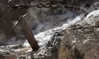 Пазителят на Франция мечът Дюрандал поставен в скала от