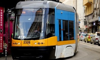Катастрофа между трамвай и автомобил затруднява движението на ул Граф