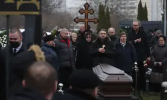 Погребаха Навални в Москва. Хиляди си взеха последно сбогом с него. Съобщава се за арести (СНИМКИ/ ВИДЕА)