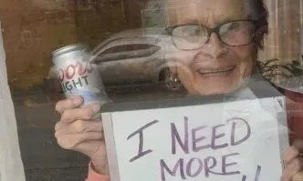 Под карантина: 93-годишна жена сподели, че се нуждае от бира – получи 10 кашона