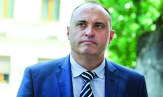 Тук малко изкуствено се създава напрежение на някаква криворазбрана компенсация