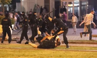 Полицията в Минск изми митинг с водно оръдие