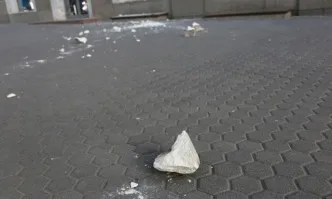 Отломка от фасада на сграда падна до спирка на площад Македония