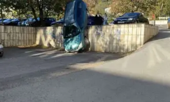 Кола падна от паркинга на Корпус 2 на Шуменския университет