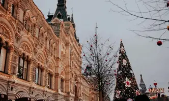 Пияна рускиня се е качила на върха на 20 метрова коледна