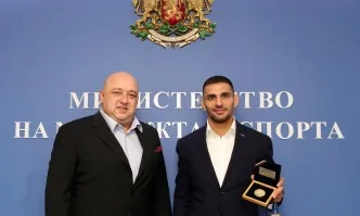 Министър Кралев награди джудиста Ивайло Иванов за златото от сериите Гран при в Хага