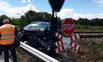 Влак удари автомобил, двама души пострадаха тежко