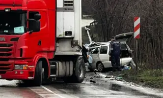 Катастрофа между тир и лек автомобил затвори временно пътя Вeлико