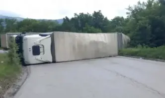 Обърнат македонски ТИР затвори движението по пътната отсечка Карнобат