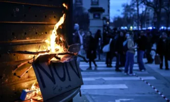 Недоволните запалиха купища боклуци в центъра на френската столицаДо късно