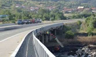 Пуснаха движението по едното платно на АМ Струма