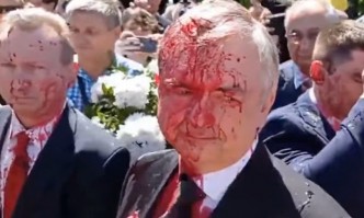 Заляха руския посланик в Полша с червена боя (ВИДЕО)