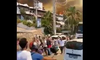 Евакуират туристи в Турция, където горските пожари заплашват хотели и домове