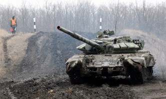 Oбявиха мобилизация в Донецк и Луганск, Киев съобщава за първа жертва на обстрела