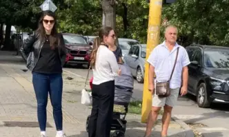 Лена Бориславова със сестра си и родителите си – изведоха бебето на разходка