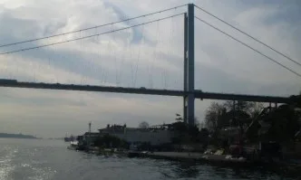 Инцидент с товарен кораб в Истанбул, затвориха Босфора