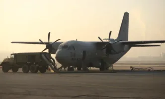 Военен самолет Спартан транспортира болно дете на 11 години до