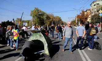 Хората на ДБ блокираха центъра, недоволстват, че минават линейки