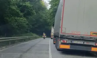 Пускат тежкотоварния трафик през прохода Петрохан от днес съобщиха от