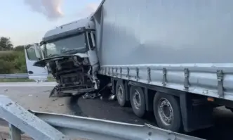 Тежка катастрофа на АМ Тракия с три камиона, бус и линейка