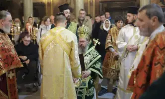 Миряните продължават да се молят за здравето на Патриарх Неофит