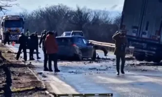 Тънък слой черен лед върху пътната настилка най вероятно е