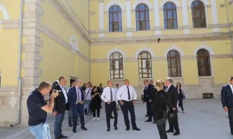 Премиерът присъства на откриването на реновирани училища в Русе и Бяла