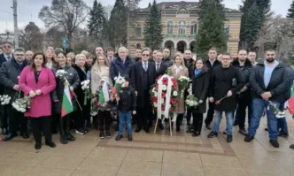 Представители на ПП ГЕРБ положиха цветя и венци на паметника