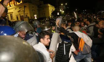 МВР за протеста: Полицай е с разбита глава, други двама са с наранявания