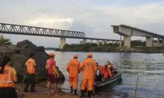 Десет души са загинали след срутване на мост в Северна