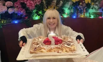 Лили Иванова със свещичка въпросителна на тортата си (СНИМКА)