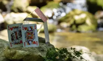 Българите напускат дома на родителите си на средна възраст от