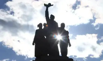 Паметникът на Съветската армия в центъра на София отново осъмна