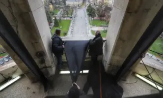 На патриаршеската катедрала Свети Александър Невски бе спуснат черен флаг