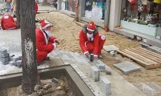 Джуджетата на Дядо Коледа се включиха в ремонта на Графа (СНИМКИ)
