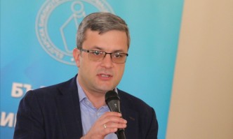 Тома Биков: Управляващите потъват, мерките целят да омекотят кризата