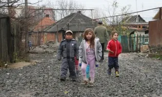 С 1000 екипa – образователното министерство върнало 30 000 ромски деца в училище