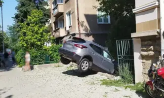 Кола се заби в двор в столичния кв. Лозенец