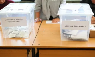 Българските граждани избират днес 240 народни представители за 52 рия парламент