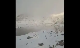 Бяла покривка вече има и в Родопите Сняг покрива все