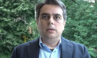 Като в предизборен клип бившият финансов министър Асен Василев се